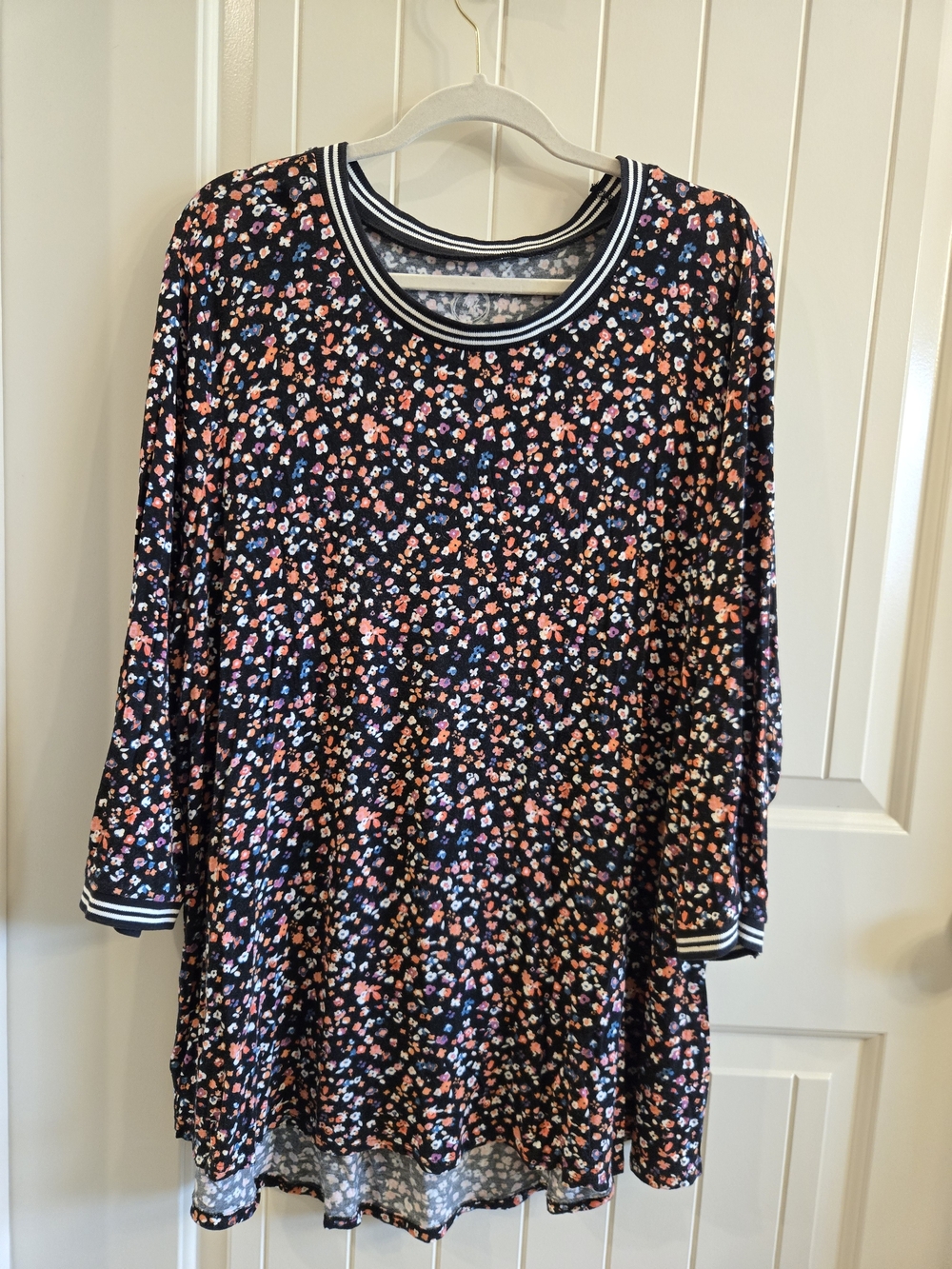 Maurices Black Floral Long-Sleeve Tunic with Contrast Stripe Neckline Size 3x